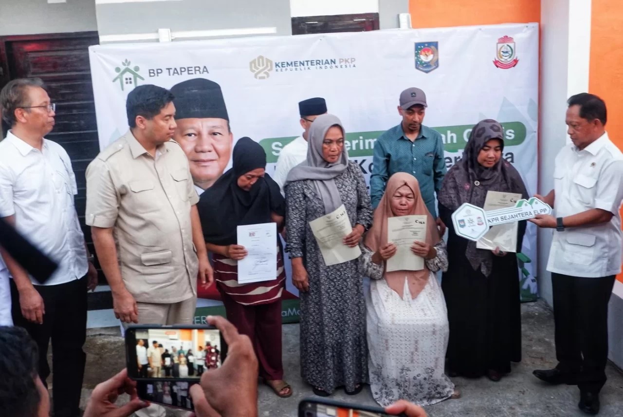 Legislator Andi Tenri Uji Turut Mendampingi Ibunda Sarinawati Menerima Bantuan Rumah dari Mendagri dan Menteri PKP